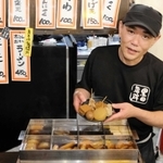 自家製の練り物を素材にした関東煮をＰＲする黒田浩之さん＝神戸市須磨区飛松町２
