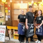 関東煮専門店をオープンさせた黒田浩之さん（中央）と妻の千博さん（右）と次女のひよりさん一家