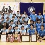 関西大学春季リーグで男女ともに好成績を収めた神戸親和大バレーボール部のメンバー＝神戸市北区鈴蘭台北町７