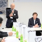 １５０年の節目に向け、マイクを手に決意を語る畑芳弘さん＝こうべまちづくり会館