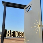 「Ｄｏｏｒ　ｔｏ　ＫＯＢＥ」事業で制作された神戸洋家具のドア（神戸市提供）