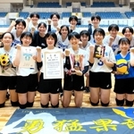 総体初出場で栄冠を手にした神戸ＤＲＯＰＳＪｒ．の選手たち＝中央体育館