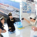 船長服を着て記念撮影する子どもたち＝神戸ポートターミナル