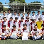市中学総体で初優勝を果たした灘サッカー部員と般若正大監督（後列左端）＝王子スタジアム