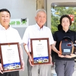 ＡＥＤを寄贈した神防社の担当者（右）に感謝状を贈った神戸愛山協会の吉野宏会長（中央）ら＝神戸市灘区王子町２