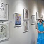 中西さんが手がけたワンピースを着た悠花さん。「第２弾は父がデザインした衣装を展示したい」という＝中央区下山手通３