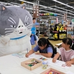 長田区のホームセンターで開かれたかなしきデブ猫ちゃんのぬりえイベント＝アグロガーデン神戸駒ヶ林店