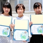 のじぎく賞を受賞した（右から）勝原香さん、大上朋子さん、伊東純子さん＝葺合署