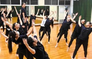 創作ダンスの練習に明け暮れる神戸野田高校ダンス部＝神戸市長田区海運町６