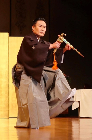 祝舞を披露する市川右團次さん＝神戸ポートピアホテル