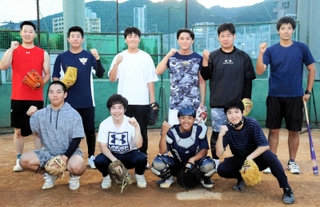 全国高校定時制通信制軟式野球大会に臨む神戸工科高校の選手。中村優真監督（左端）と川野隆史助監督（右端）が選手をサポートする＝神戸工科高校