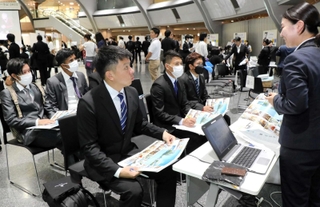 会社の説明に熱心に耳を傾ける留学生ら＝神戸ファッションマート