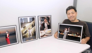 がん経験者のポートレートを集めた個展を開催中の写真家佐竹光雄さん＝神戸新聞社