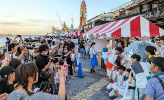 ハーバー盆踊りの会場で、神戸発の演劇ユニット「神戸セーラーボーイズ」と記念撮影するマル＝高浜岸壁