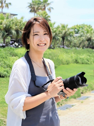 「撮影スキルだけではなく、写真を撮るときのマナーやＳＮＳの活用についても教えていきたい」と意気込む筒井彩夏さん＝中央区神戸空港