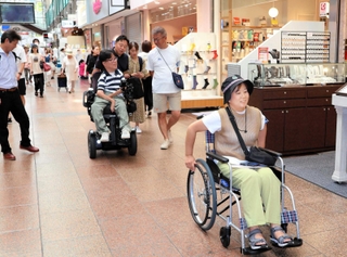 歩行時とは違う、車いす利用者の視点で街を巡る参加者＝神戸市中央区三宮町１