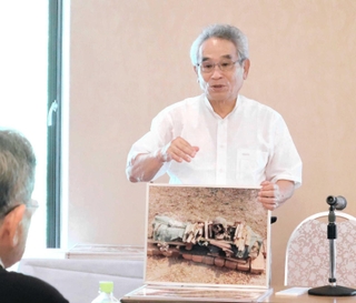 写真パネルを見せながら、ビルマ（現ミャンマー）での遺骨収集の経験を語る田中實さん＝神戸市中央区多聞通３