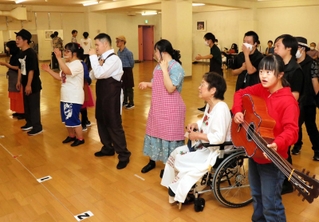 約５０分のミュージカルに挑戦するダウン症の子どもたち。練習を重ねて、歌やせりふに磨きをかけている＝神戸市中央区北野町１、神戸電子専門学校