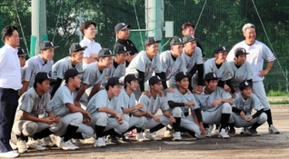 高校最後の試合を終えた３年生らと写真に納まる監督の平田徹（右端）＝神戸市北区ひよどり台南町４