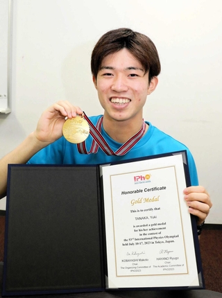 国際物理五輪で金メダルを獲得した田中優希さん。今月末に開幕する国際情報五輪の日本代表にも選ばれている＝灘高校