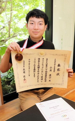 国際数学五輪銅メダルの小出慶介さん。「将来は環境工学分野を究めたい」と話す＝灘高校