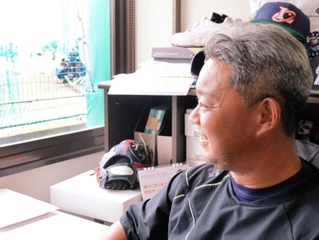 選手の練習を見守る彩星工科高校硬式野球部監督の平田徹＝北区ひよどり台南町４