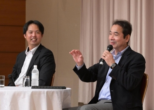 現役時代のエピソードを交え、１８年ぶりの「アレ」へ期待を語った中田良弘さん（右）と井川慶さん＝神戸市中央区港島中町６（撮影・風斗雅博）