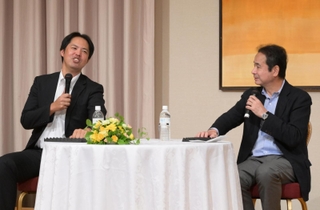 現役時代のエピソードを交え、１８年ぶりの「アレ」へ期待を語った中田良弘さん（右）と井川慶さん＝神戸市中央区港島中町６（撮影・風斗雅博）