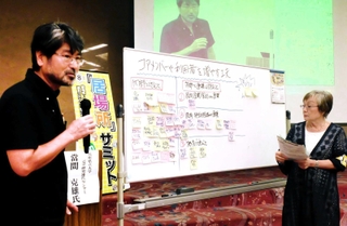 グループワークの意見にコメントする當間克雄・兵庫県立大教授（左）と中村順子・ＣＳ神戸理事長＝兵庫県民会館
