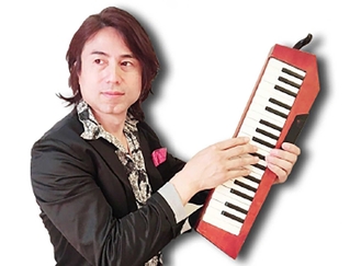 鍵盤ハーモニカオーケストラを率いるトミー・チョウさん（提供）