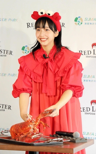 店自慢のロブスターと２ショットに納まる山之内すずさん＝神戸市須磨区須磨浦通１