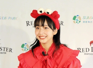 店自慢のロブスターと２ショットに納まる山之内すずさん＝神戸市須磨区須磨浦通１
