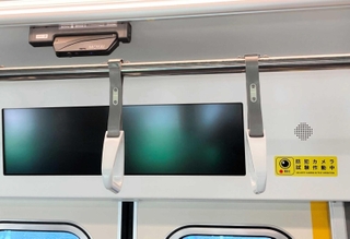 市営地下鉄西神・山手線などで試験的に設置されている車内防犯カメラ（左上）とステッカー（神戸市交通局提供）