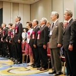 「神戸慶應倶楽部」創立１００周年の祝賀会で塾歌（校歌）を斉唱する出席者＝神戸ポートピアホテル