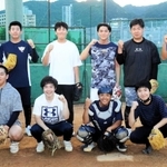 全国高校定時制通信制軟式野球大会に臨む神戸工科高校の選手。中村優真監督（左端）と川野隆史助監督（右端）が選手をサポートする＝神戸工科高校