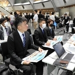 会社の説明に熱心に耳を傾ける留学生ら＝神戸ファッションマート