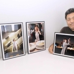 がん経験者のポートレートを集めた個展を開催中の写真家佐竹光雄さん＝神戸新聞社