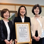 神戸市スポーツ特別賞を受けた坂本花織選手（中央）。右は平松純子・国際スケート連盟名誉委員、左は小林芳子・日本スケート連盟フィギュア強化副部長＝神戸市中央区加納町６