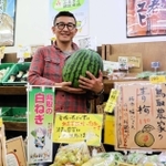鳥取県産の野菜や果物を仕入れて販売する石原康臣さん。公的なアンテナショップとよく間違えられるという＝神戸市灘区篠原南町７