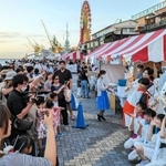 ハーバー盆踊りの会場で、神戸発の演劇ユニット「神戸セーラーボーイズ」と記念撮影するマル＝高浜岸壁