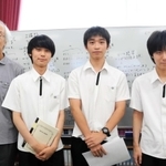 数学の論文が、海外の雑誌に掲載が決まった（右から）高橋祥英さん、村上蒼さん、真部光さんと指導する宮寺良平教諭＝神戸市須磨区