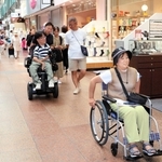 歩行時とは違う、車いす利用者の視点で街を巡る参加者＝神戸市中央区三宮町１