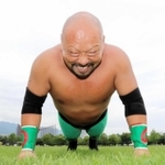 １０回目となる地元神戸での興行に向け、トレーニングに励むのはしたろう選手＝神戸市中央区小野浜町