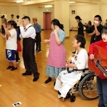 約５０分のミュージカルに挑戦するダウン症の子どもたち。練習を重ねて、歌やせりふに磨きをかけている＝神戸市中央区北野町１、神戸電子専門学校