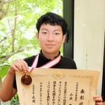 国際数学五輪銅メダルの小出慶介さん。「将来は環境工学分野を究めたい」と話す＝灘高校