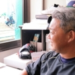 選手の練習を見守る彩星工科高校硬式野球部監督の平田徹＝北区ひよどり台南町４