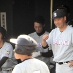 夏の県大会で指揮を執る彩星工科高野球部監督の平田徹（右）＝７月１１日、神戸市須磨区弥栄台５