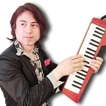 鍵盤ハーモニカオーケストラを率いるトミー・チョウさん（提供）