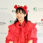 店自慢のロブスターと２ショットに納まる山之内すずさん＝神戸市須磨区須磨浦通１