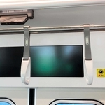 市営地下鉄西神・山手線などで試験的に設置されている車内防犯カメラ（左上）とステッカー（神戸市交通局提供）